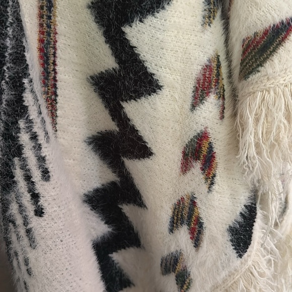 Bohemian Fringe Poncho with Geometric Pattern - Picture 4 of 4
